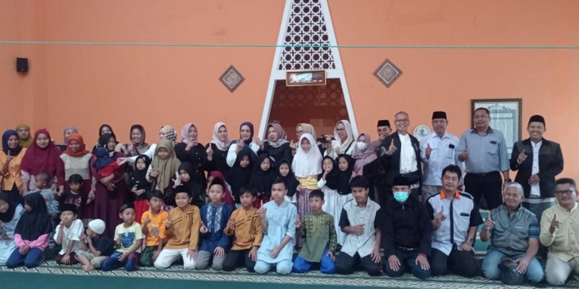 Pembagian santunan kepada anak-anak penyintas gempa bumi di Kab. Cianjur